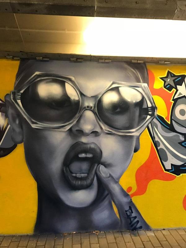 Graffiti w tunelu - mural w przejściu podziemnym pod DK-1 w Tychach