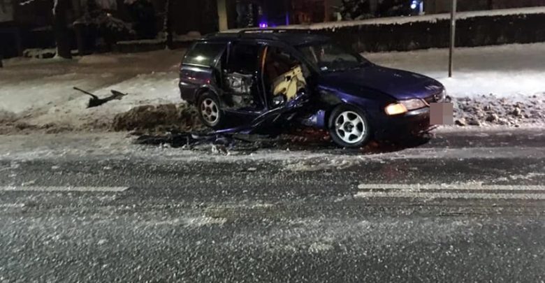 Zamiast śniegu zmiótł osobówkę. Zderzenie z pługiem śnieżnym w Tychach nagrała kamera