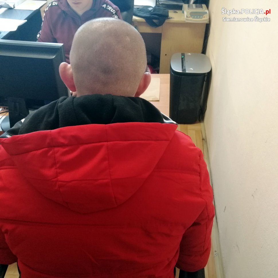 Złapany na kradzieży w sklepie chciał pozbyć się narkotyku