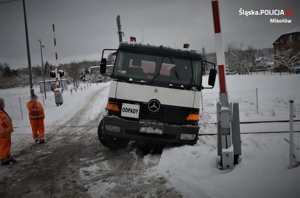 Wjechał pod zakaz i utknął na torach