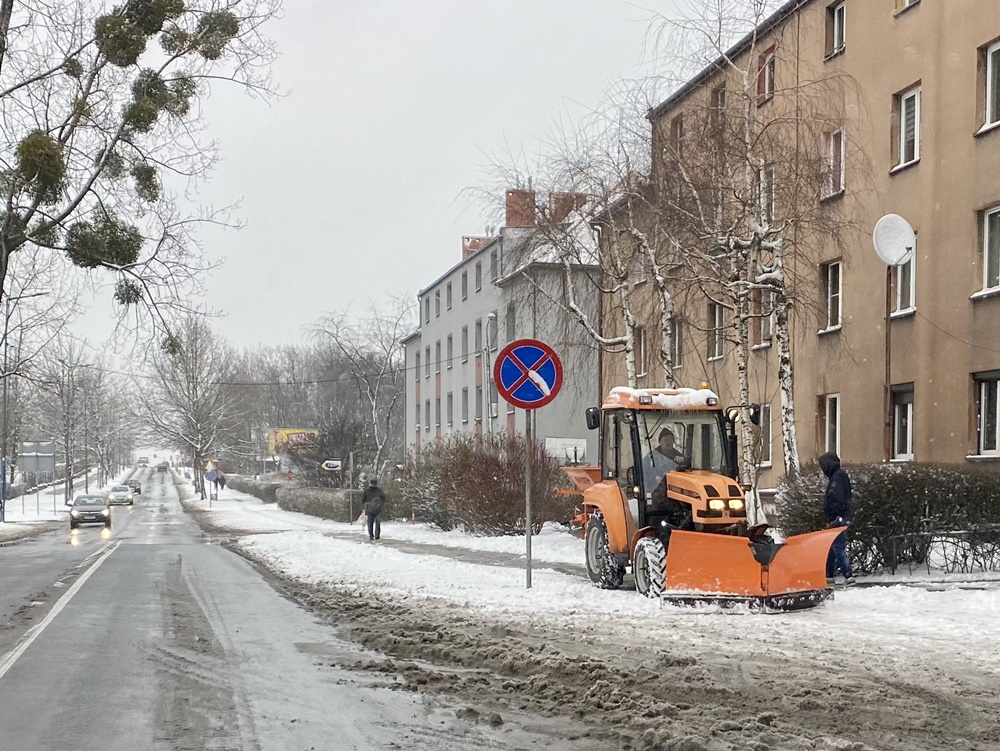 Intensywne opady śniegu. W mieście pracuje prawie 30 pługów