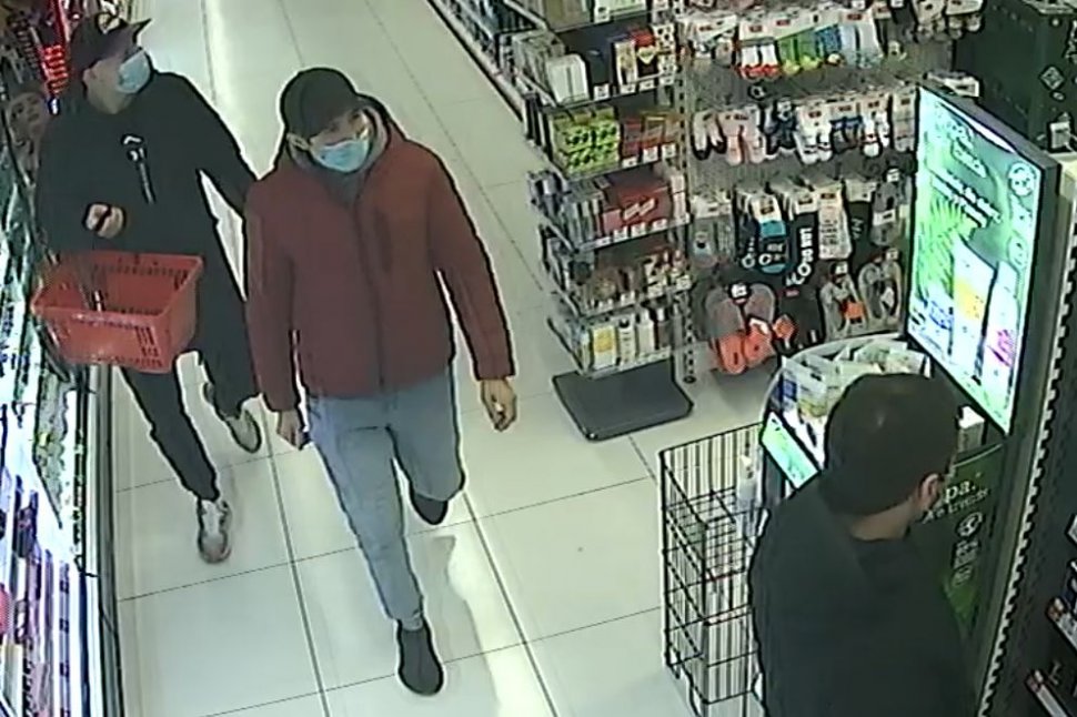 Ci mężczyźni dokonali kradzieży w sklepach sieci Rossmann. Rozpoznajesz ich?