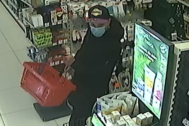 Ci mężczyźni dokonali kradzieży w sklepach sieci Rossmann. Rozpoznajesz ich?