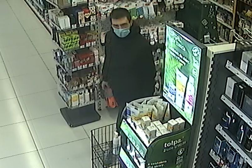 Ci mężczyźni dokonali kradzieży w sklepach sieci Rossmann. Rozpoznajesz ich?