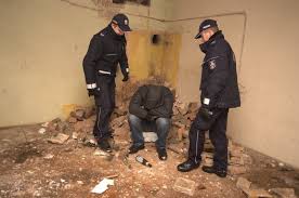 Zdążyć z pomocą w czasie mrozów - apel policjantów i kontrole pustostanów