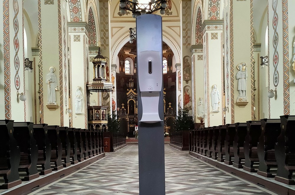 Dozownik na wodę święconą w Bazylice św. Wojciecha. To nie pierwsza parafia w regionie