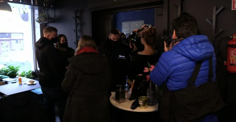 Bułkęs w Katowicach otworzył lokal mimo obostrzeń. Przyszli klienci, policja i sanepid