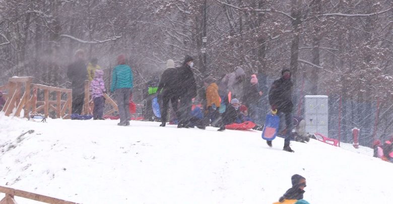 Urząd miasta skapitulował? Z górki w Parku Kościuszki już można zjeżdżać