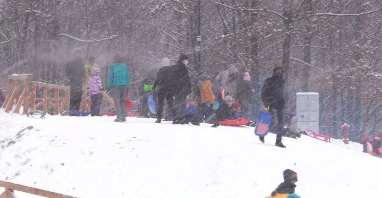 Urząd miasta skapitulował? Z górki w Parku Kościuszki już można zjeżdżać