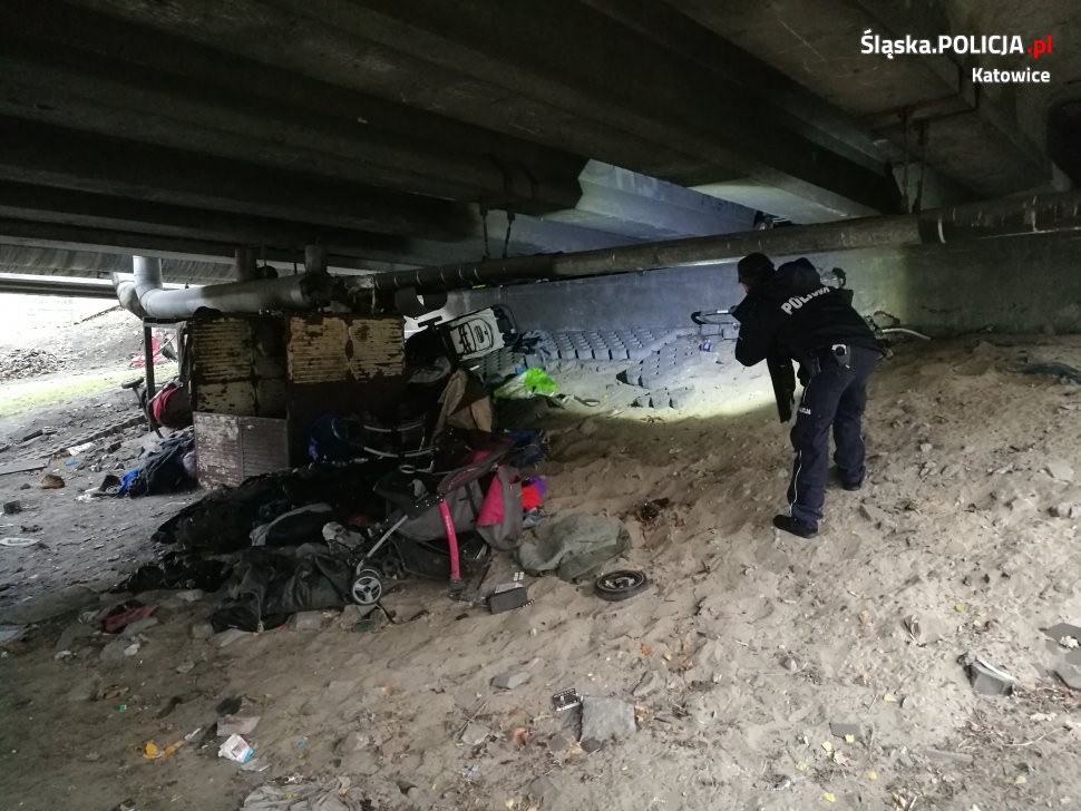 Zdążyć z pomocą w czasie mrozów - apel policjantów i kontrole pustostanów