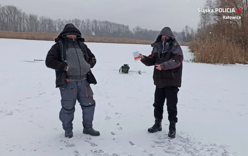 Katowiccy dzielnicowi kontrolują zamarznięte zbiorniki wodne