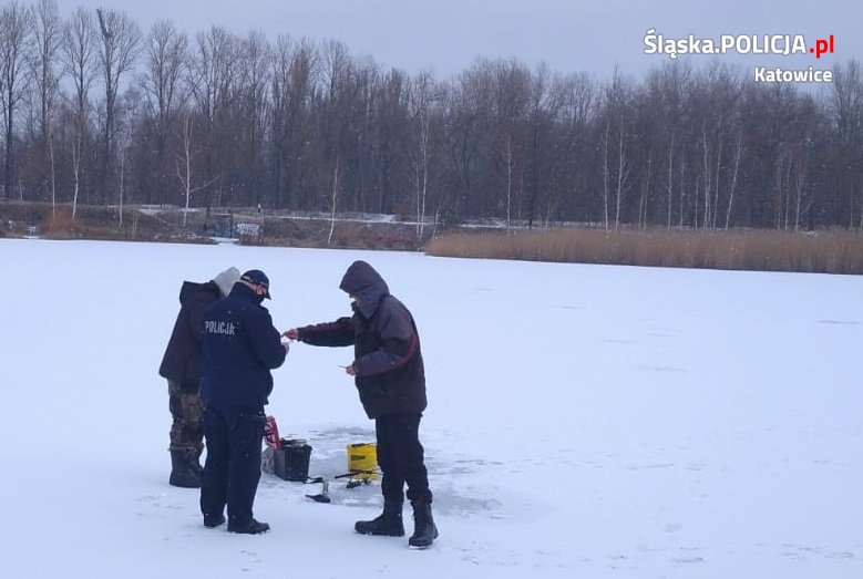 Katowiccy dzielnicowi kontrolują zamarznięte zbiorniki wodne