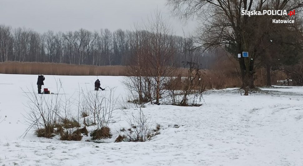 Katowiccy dzielnicowi kontrolują zamarznięte zbiorniki wodne