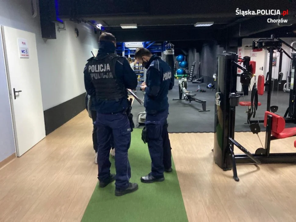 Chorzowscy policjanci sprawdzają, czy przestrzegane są ograniczenia