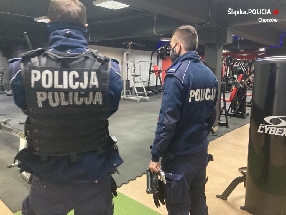 Chorzowscy policjanci sprawdzają, czy przestrzegane są ograniczenia