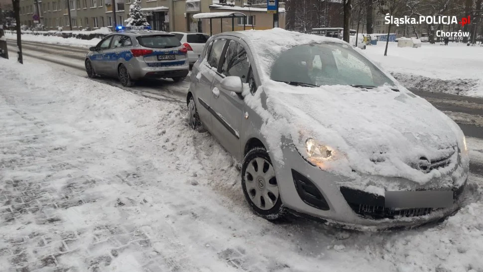 Oszronione szyby i samochód pokryty śniegiem - czym grozi taka jazda?