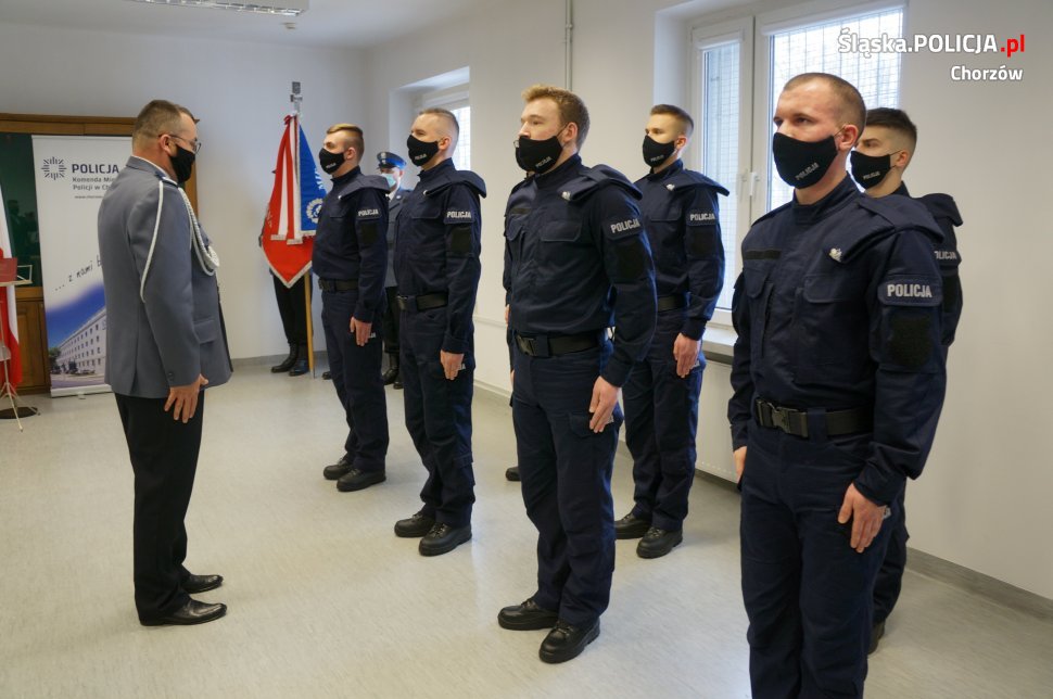 Ślubowanie nowo przyjętych policjantów w Komendzie Miejskiej Policji w Chorzowie