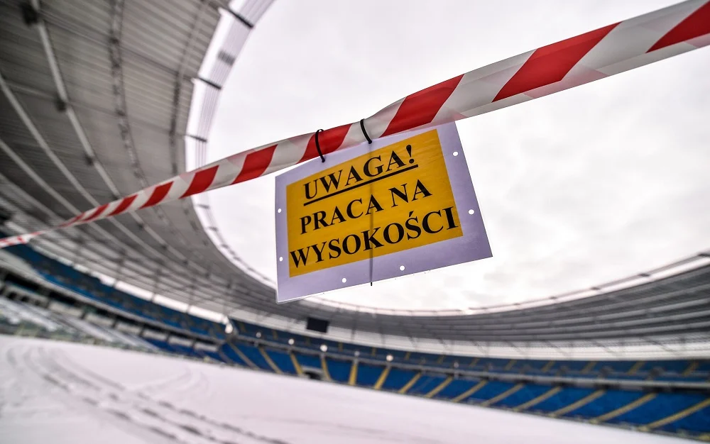 Chorzów: Odśnieżanie dachu Stadionu Śląskiego
