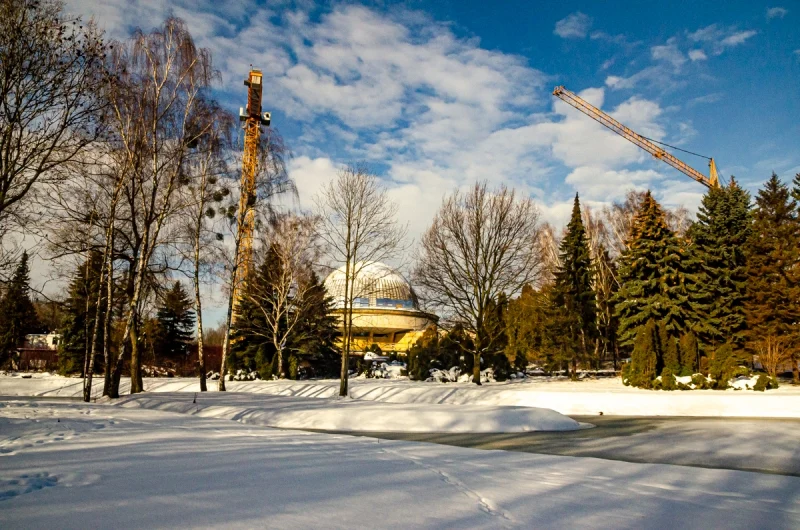 Trwają prace związane z oczyszczaniem stawów przy Planetarium Śląskim