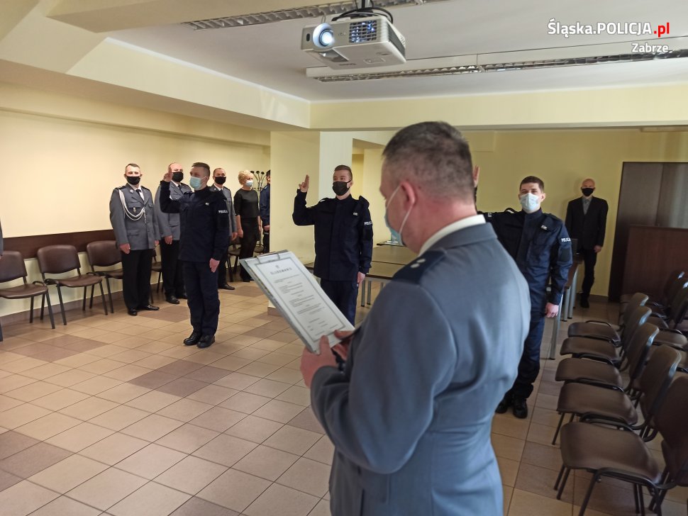 Ślubowanie nowych policjantów w zabrzańskiej komendzie