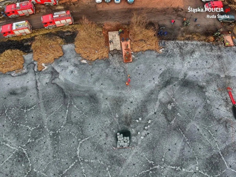 Policjanci ostrzegają przed wchodzeniem na lód!