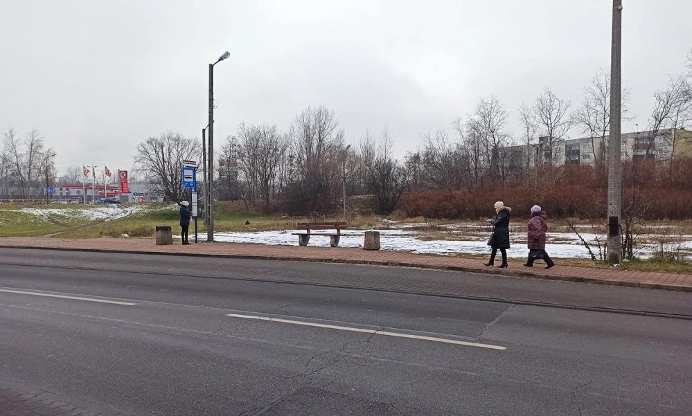 Mieszkańcy Bykowiny zbierają pieniądze na wiatę przystankową. Co na to władze miasta?