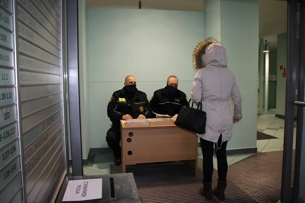 Przed wejściem do rudzkiego magistratu spotkać można strażników miejskich