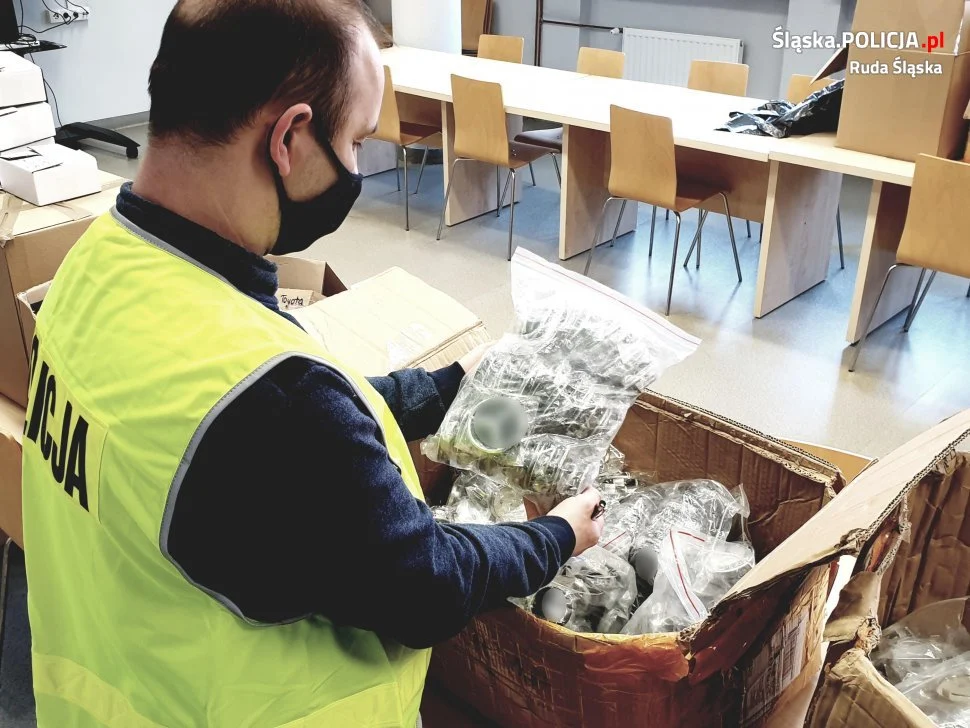 Policjanci przechwycili podrobiony sprzęt. Jego ilość liczona jest w tysiącach sztuk!
