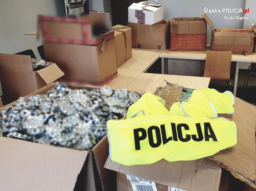 Policjanci przechwycili podrobiony sprzęt. Jego ilość liczona jest w tysiącach sztuk!