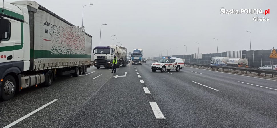Kolizja trzech samochodów, potem dwie nastepne