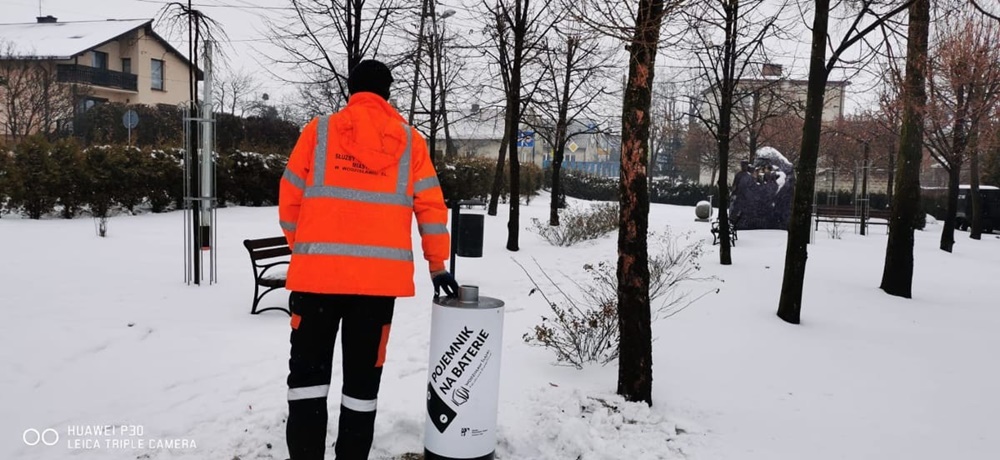 Pojemniki na zużyte baterie zamontowane