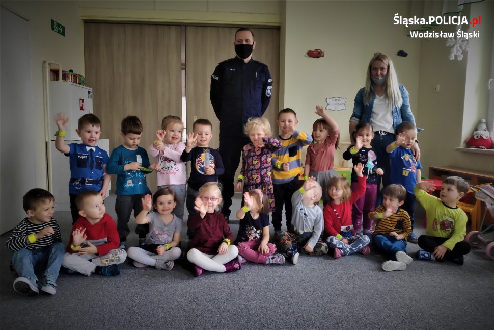 Policjant rozmawiał z z najmłodszymi o bezpieczeństwie