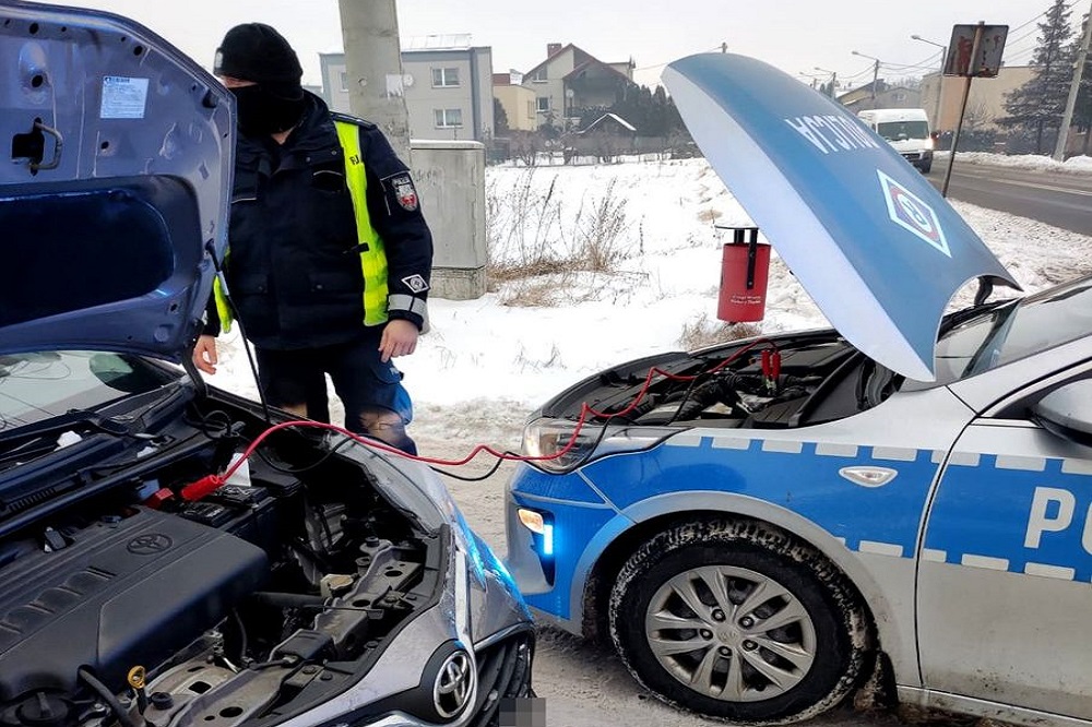 Piekarscy mundurowi pomagają mieszkańcom