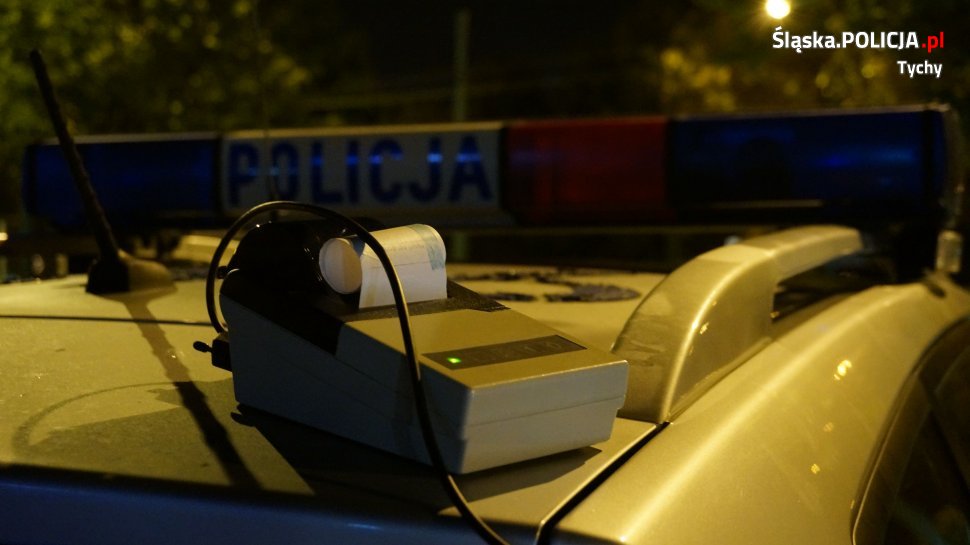 Policjanci wydziału prewencji zatrzymali w środku nocy kompletnie pijanego kierowcę fiata