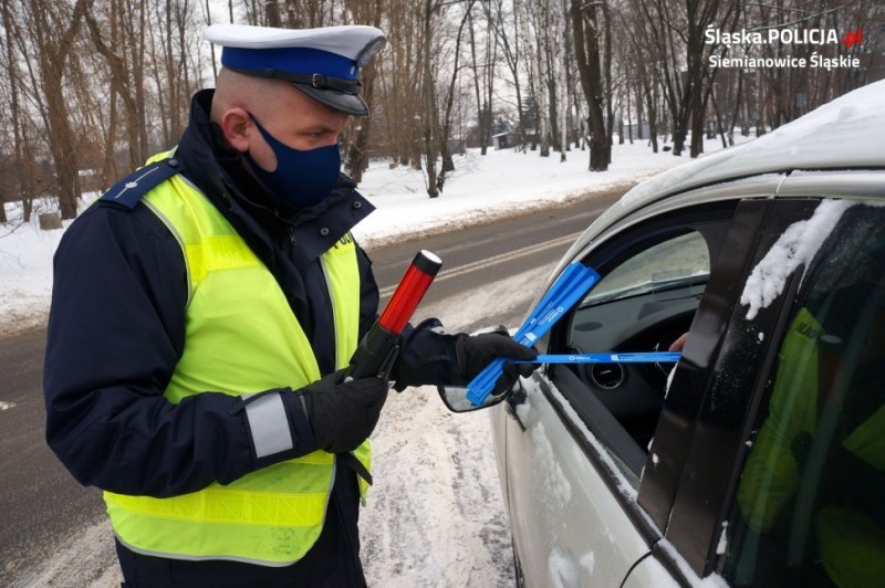 Alkotesty i odblaski trafiły do kierowców