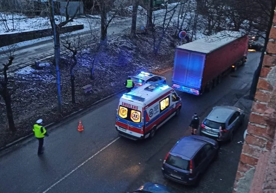 Pieszy wszedł wprost pod tira
