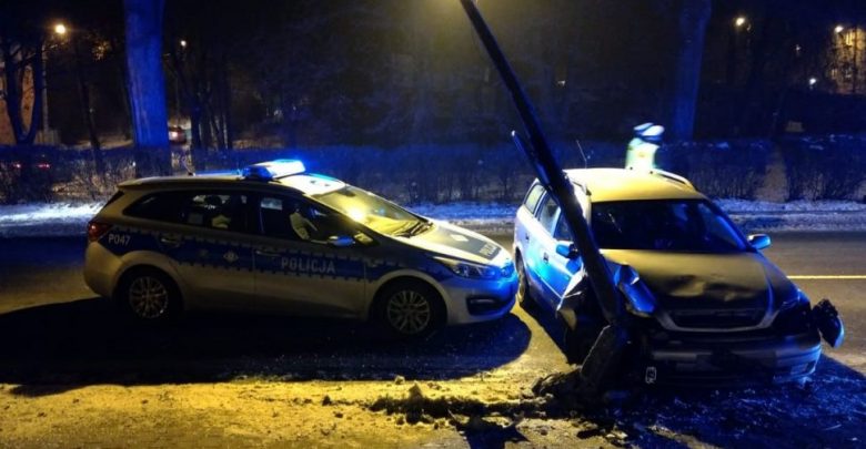 Gorzej trafić nie mógł. Po pijaku najpierw uciekał, a później dobił do radiowozu