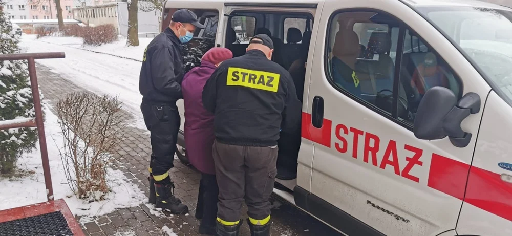 Miasto i strażacy pomagają seniorom w transporcie do punktów szczepień