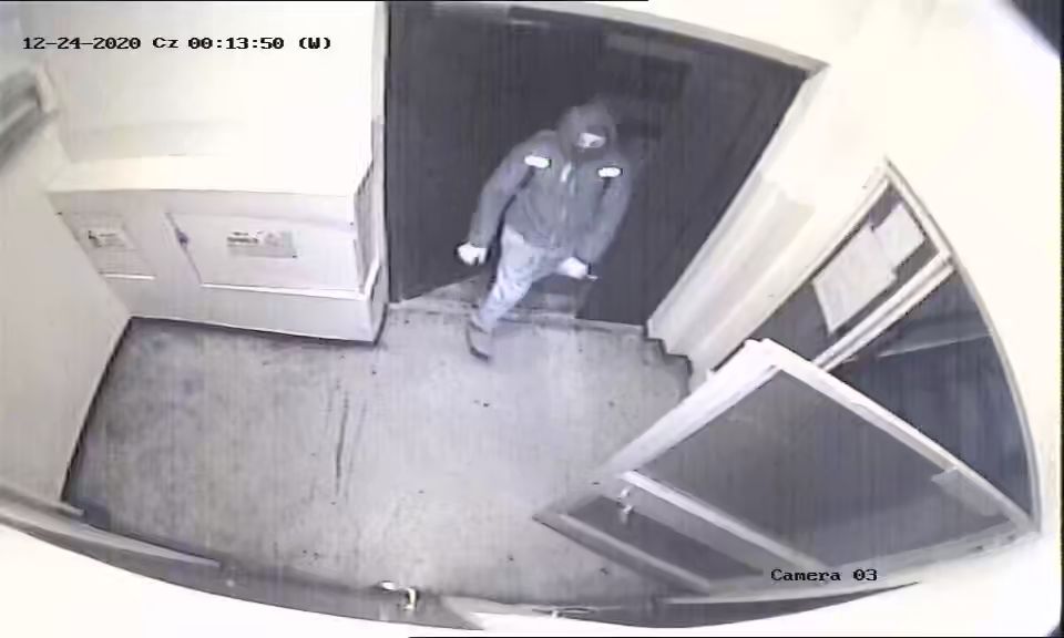 Włamał się i okradł piwnicę. Rozpoznajesz go?