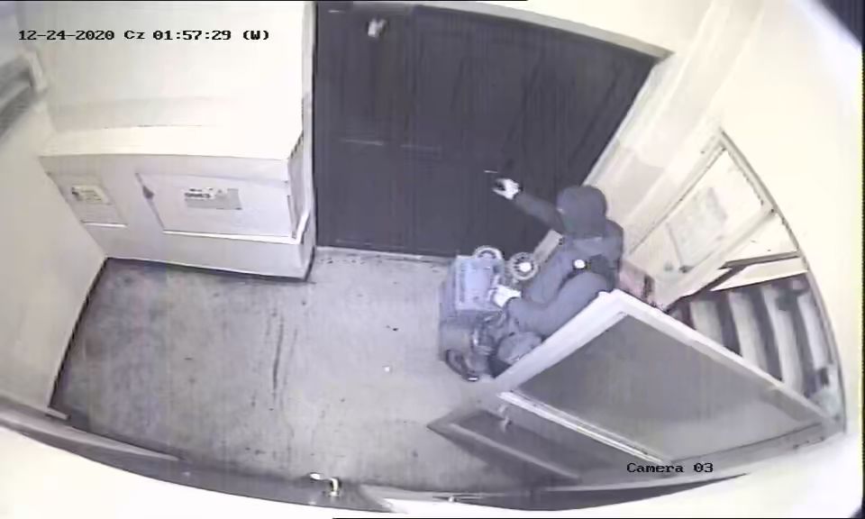 Włamał się i okradł piwnicę. Rozpoznajesz go?