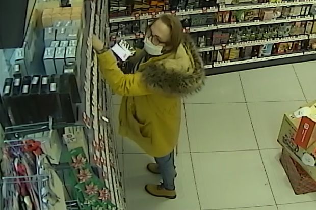 Ukradła perfumy i zaatakowała pracownika sklepu. Rozpoznajesz ją?