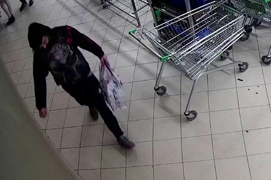Ukradł słodycze za ponad 750 zł. Rozpoznajesz go?