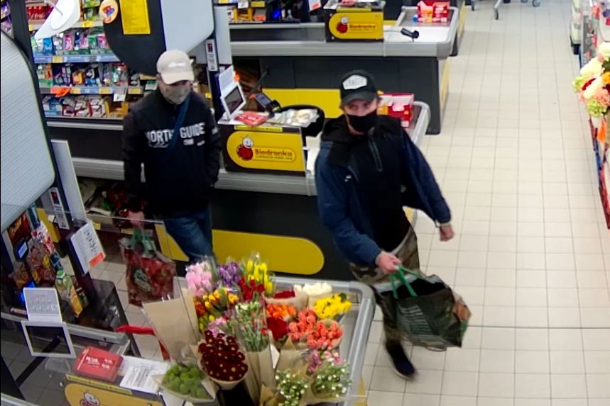 Okradli sklep spożywczy. Rozpoznajesz ich?