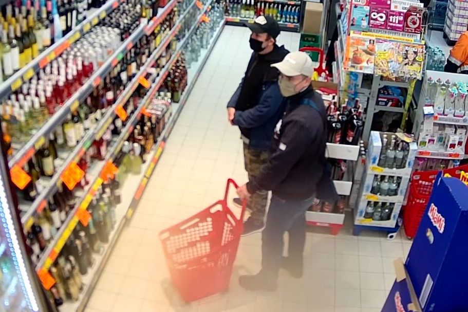 Okradli sklep spożywczy. Rozpoznajesz ich?