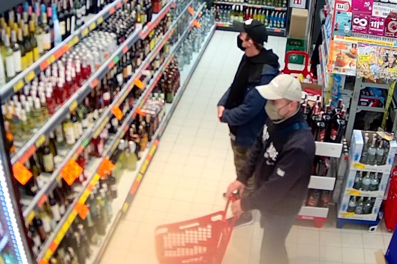 Okradli sklep spożywczy. Rozpoznajesz ich?