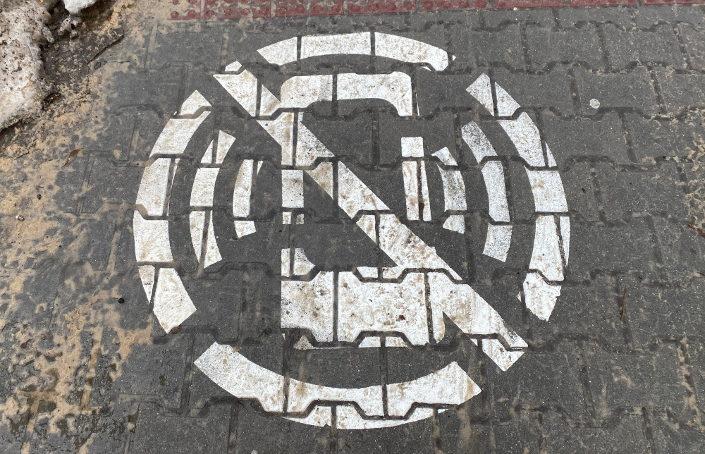 Rozwiązanie na „smartfonowe zombie”? W mieście pojawi się oznakowanie przejść dla pieszych