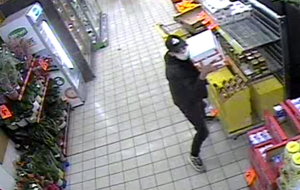 Kradzież czekolady w sklepie przy ulicy Oswobodzenia - czy rozpoznajesz tych mężczyzn?