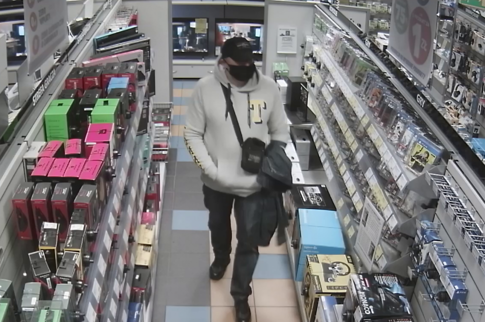 Wizerunek podejrzewanego o kradzież telefonów i opasek monitorujących. Rozpoznajesz go?