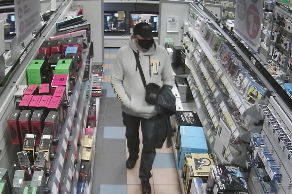 Wizerunek podejrzewanego o kradzież telefonów i opasek monitorujących. Rozpoznajesz go?