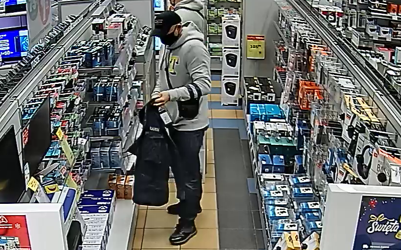 Wizerunek podejrzewanego o kradzież telefonów i opasek monitorujących. Rozpoznajesz go?